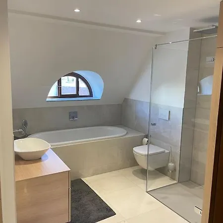 Verwunsches Haus Mit Parkplatz In Bester Lage 度假居